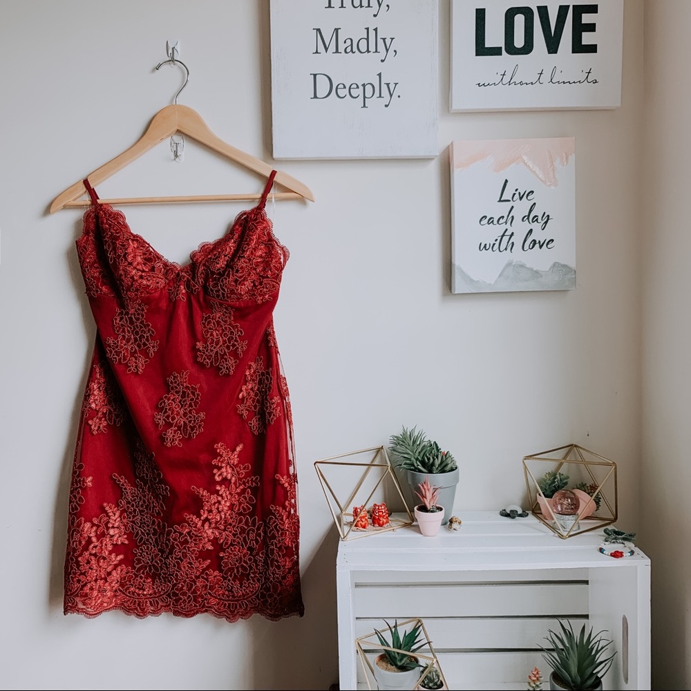 City goddess wine red date night dress